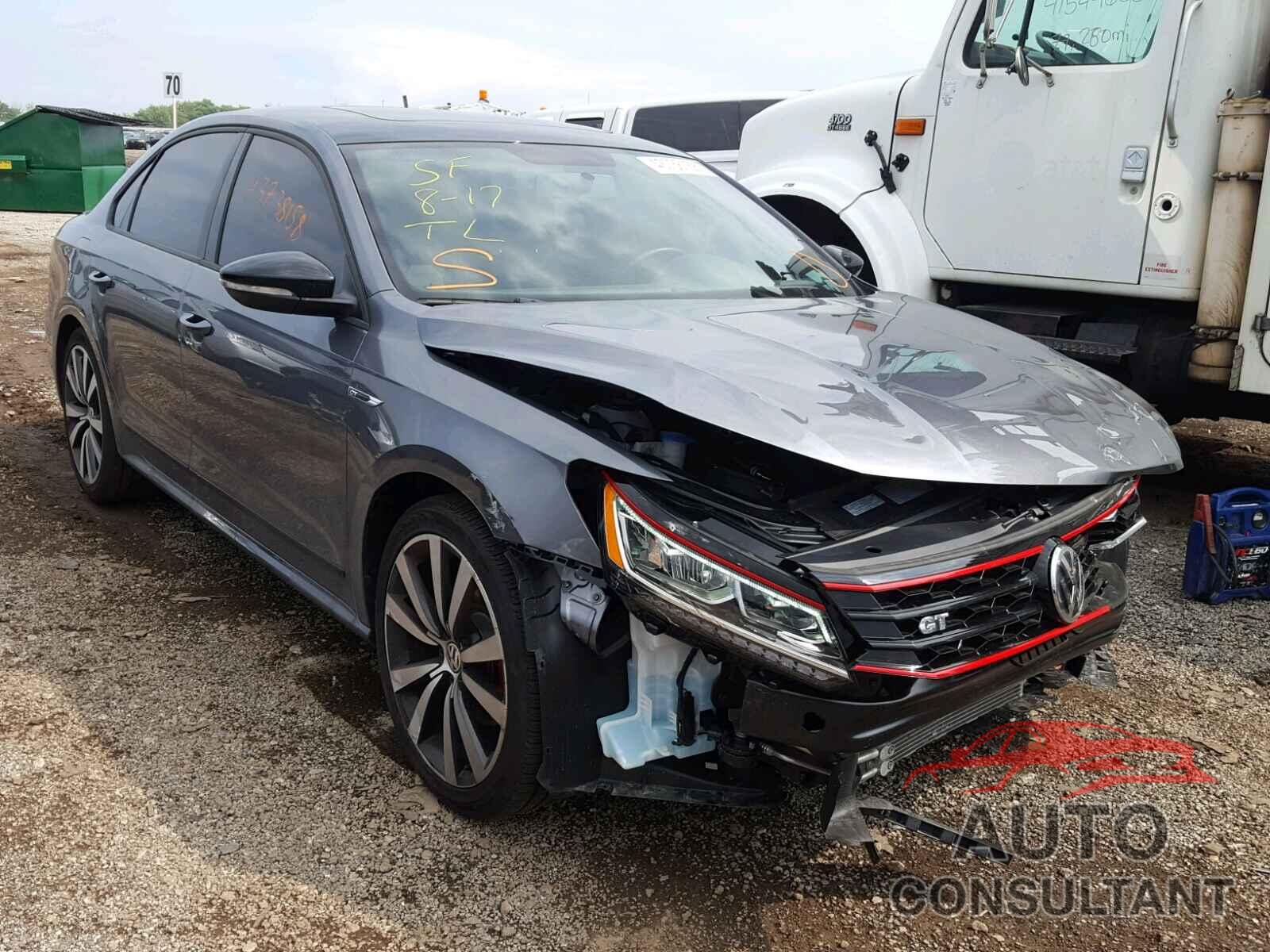 VOLKSWAGEN PASSAT GT 2018 - 1VWJM7A31JC025643