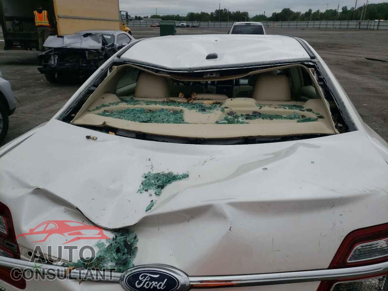 FORD TAURUS 2018 - 1FAHP2E83JG105686