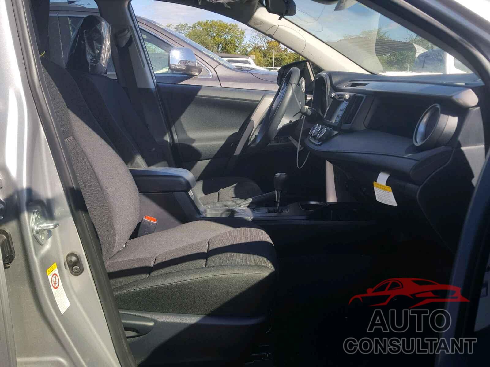 TOYOTA RAV4 LE 2018 - JTMBFREV7JJ222126