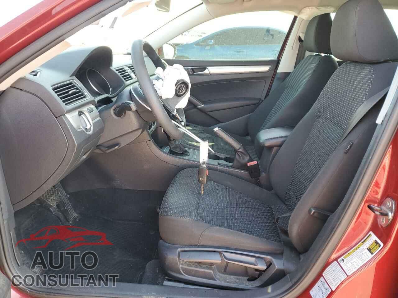 VOLKSWAGEN PASSAT 2017 - 1VWAT7A38HC080426
