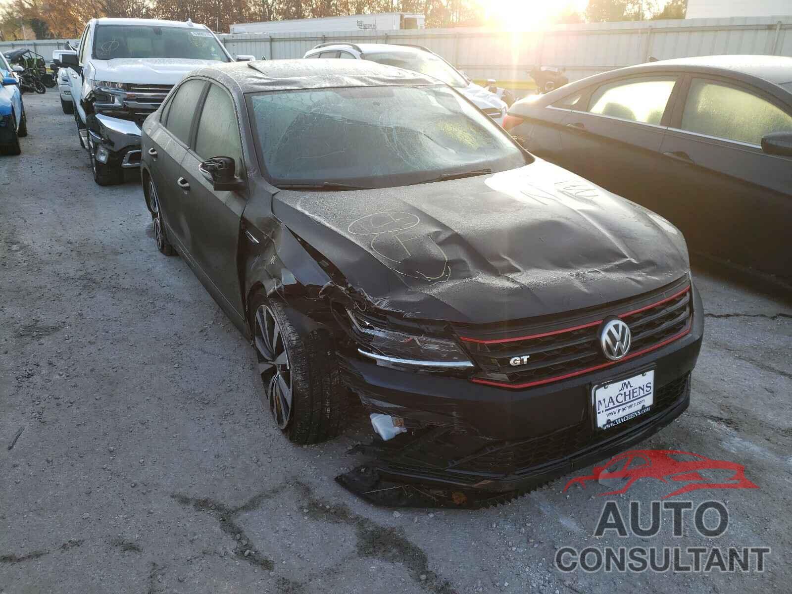 VOLKSWAGEN PASSAT 2018 - 1VWJM7A35JC051873