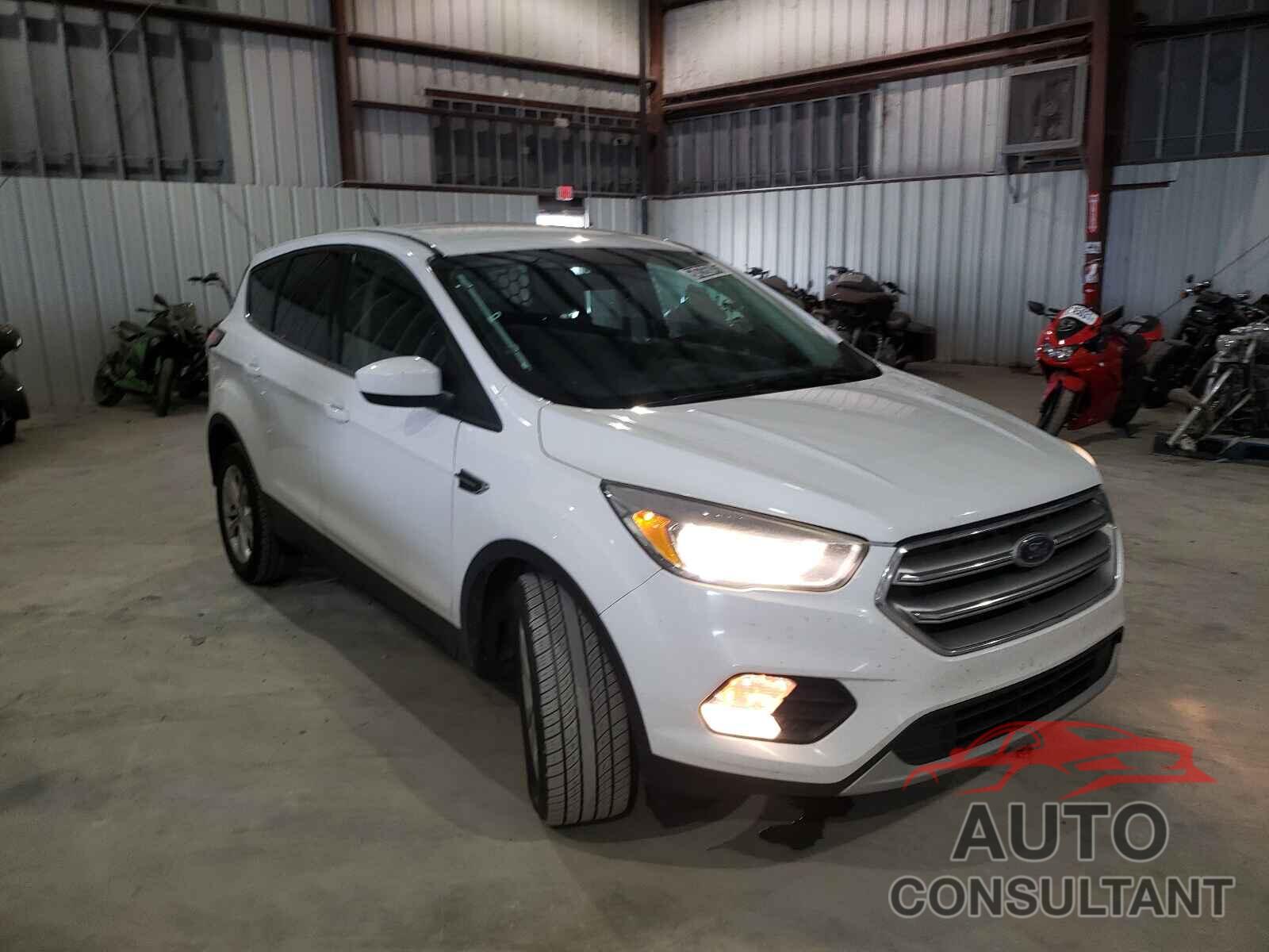 FORD ESCAPE 2017 - 1FMCU0GD5HUA15846