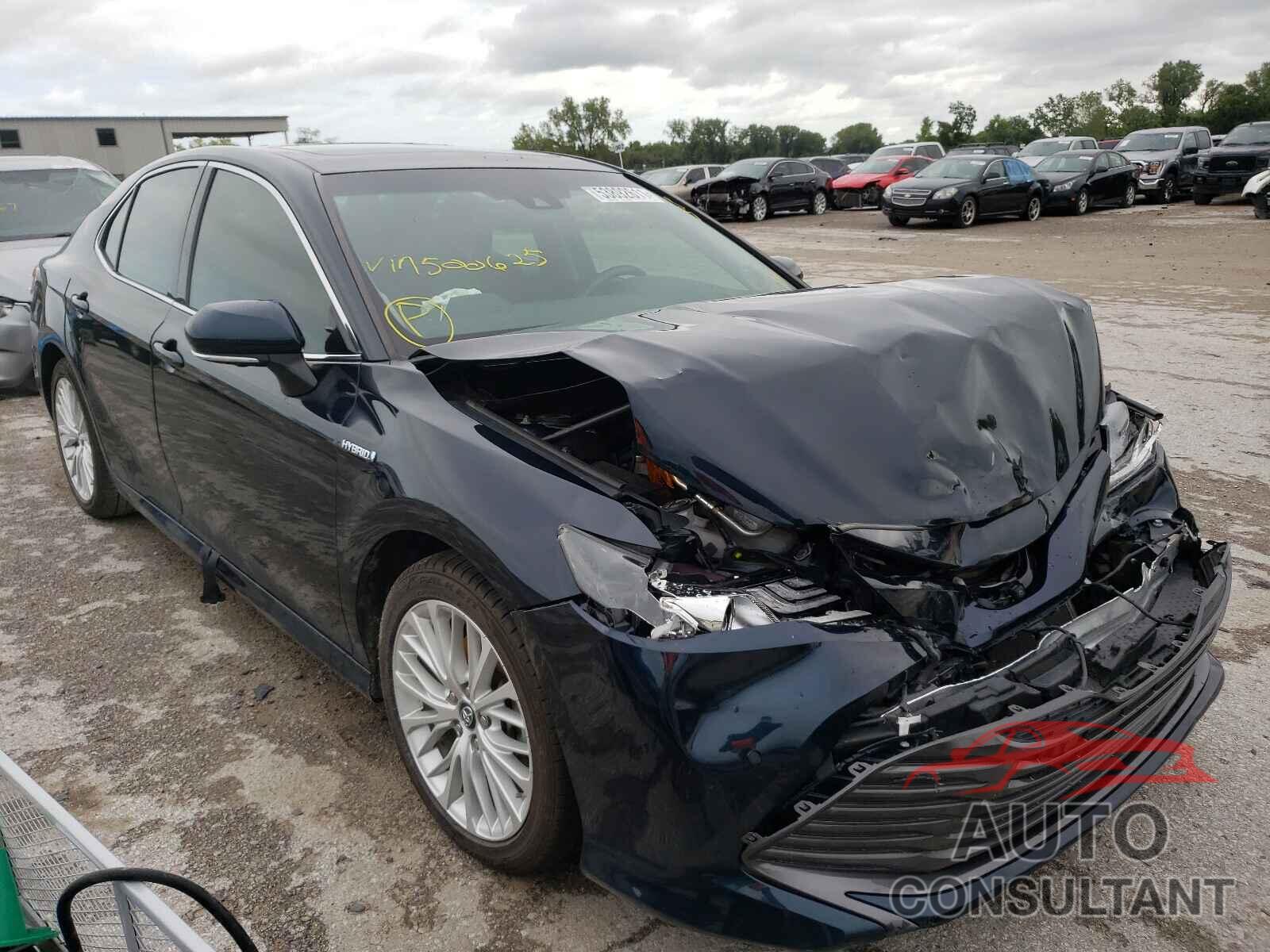TOYOTA CAMRY 2018 - 4T1B21HK1JU500625