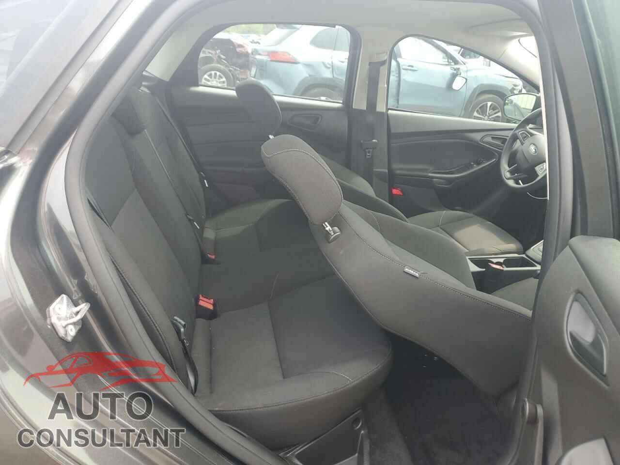 FORD FOCUS 2017 - 1FADP3E24HL324223