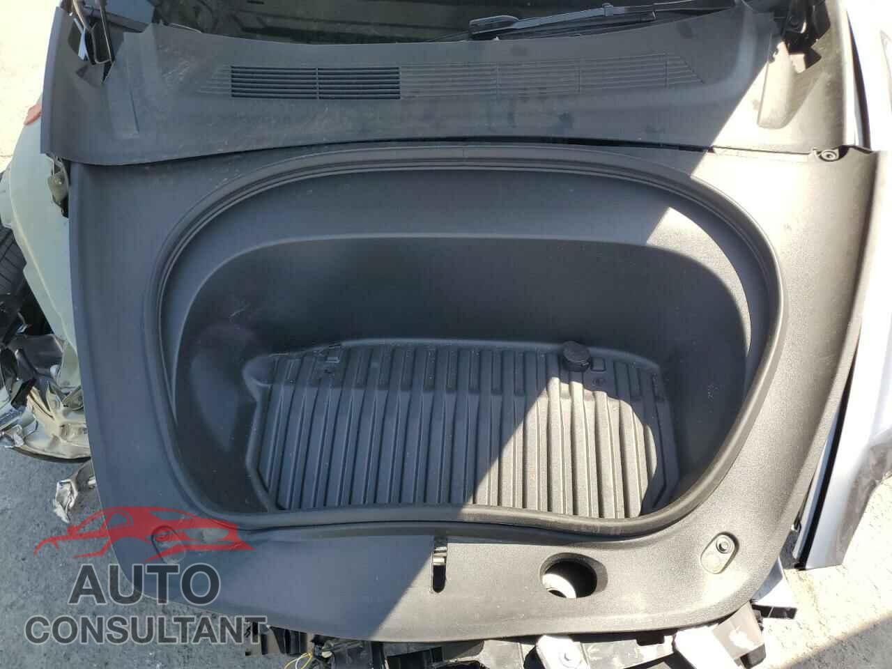 TESLA MODEL 3 2024 - 5YJ3E1EA8RF870082