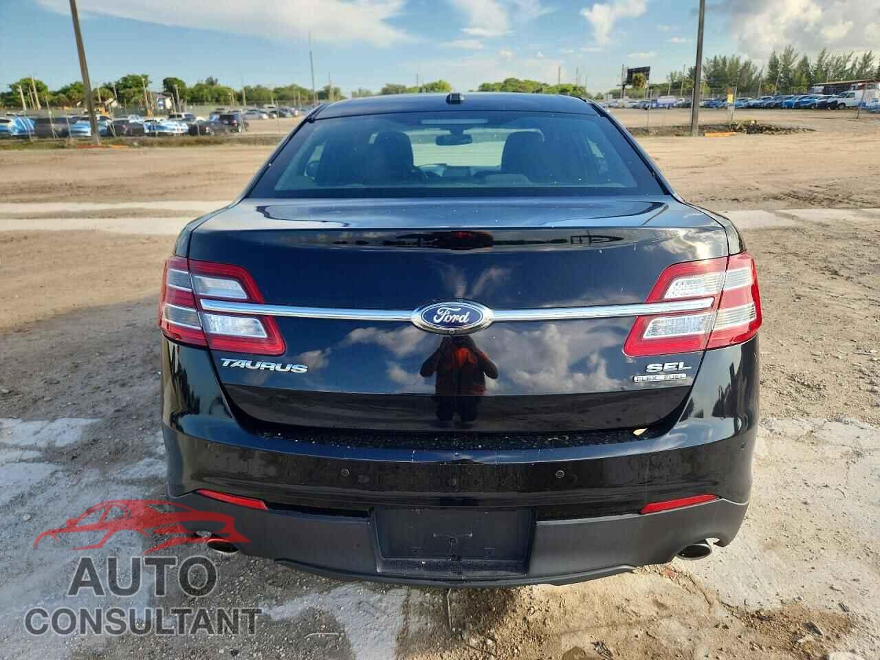 FORD TAURUS 2018 - 1FAHP2E87JG137363