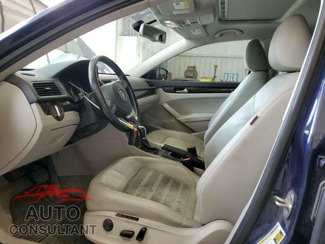 VOLKSWAGEN PASSAT 2015 - 1VWCV7A38FC051248