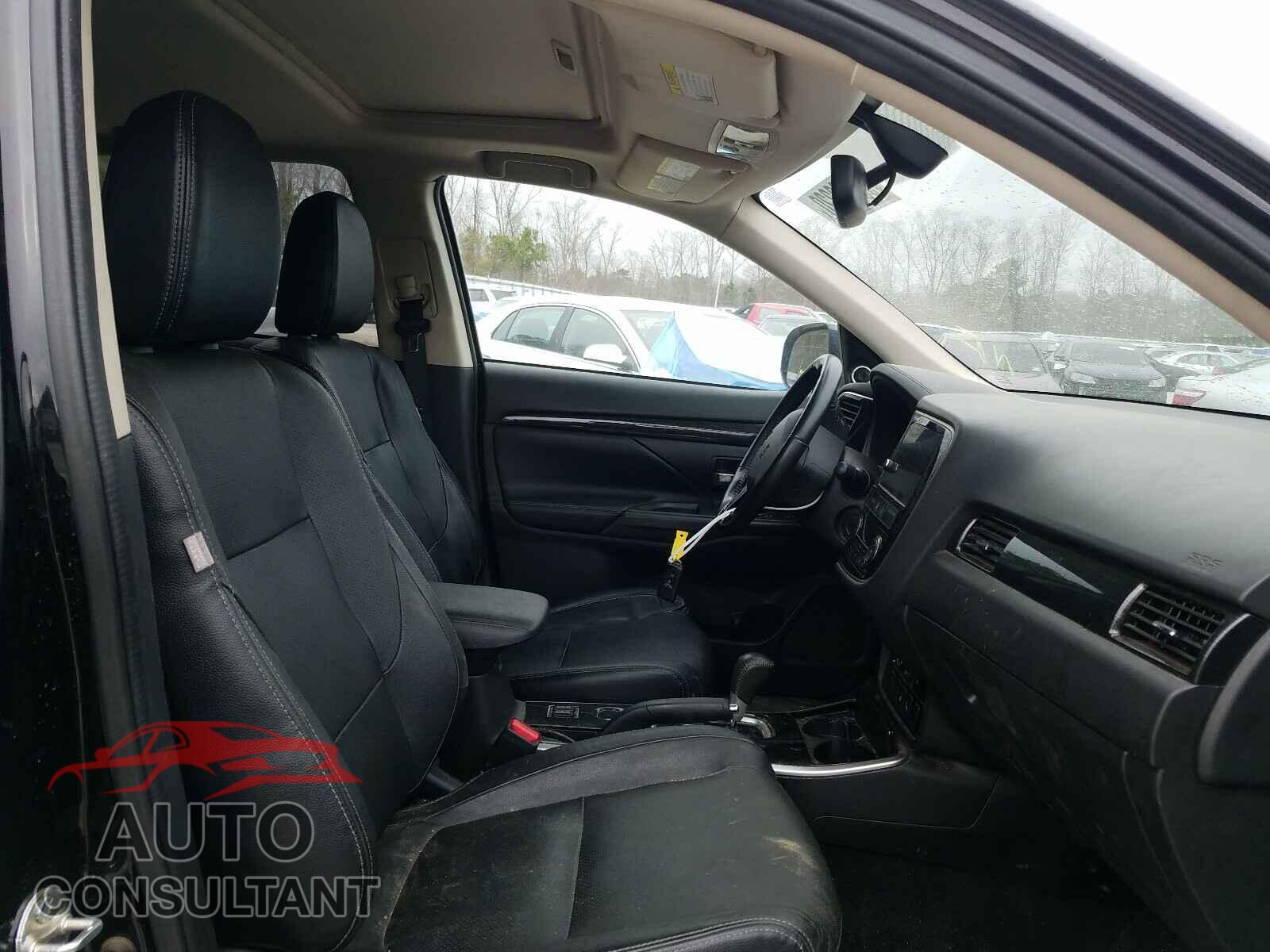 MITSUBISHI OUTLANDER 2018 - JA4AD3A36JZ003401