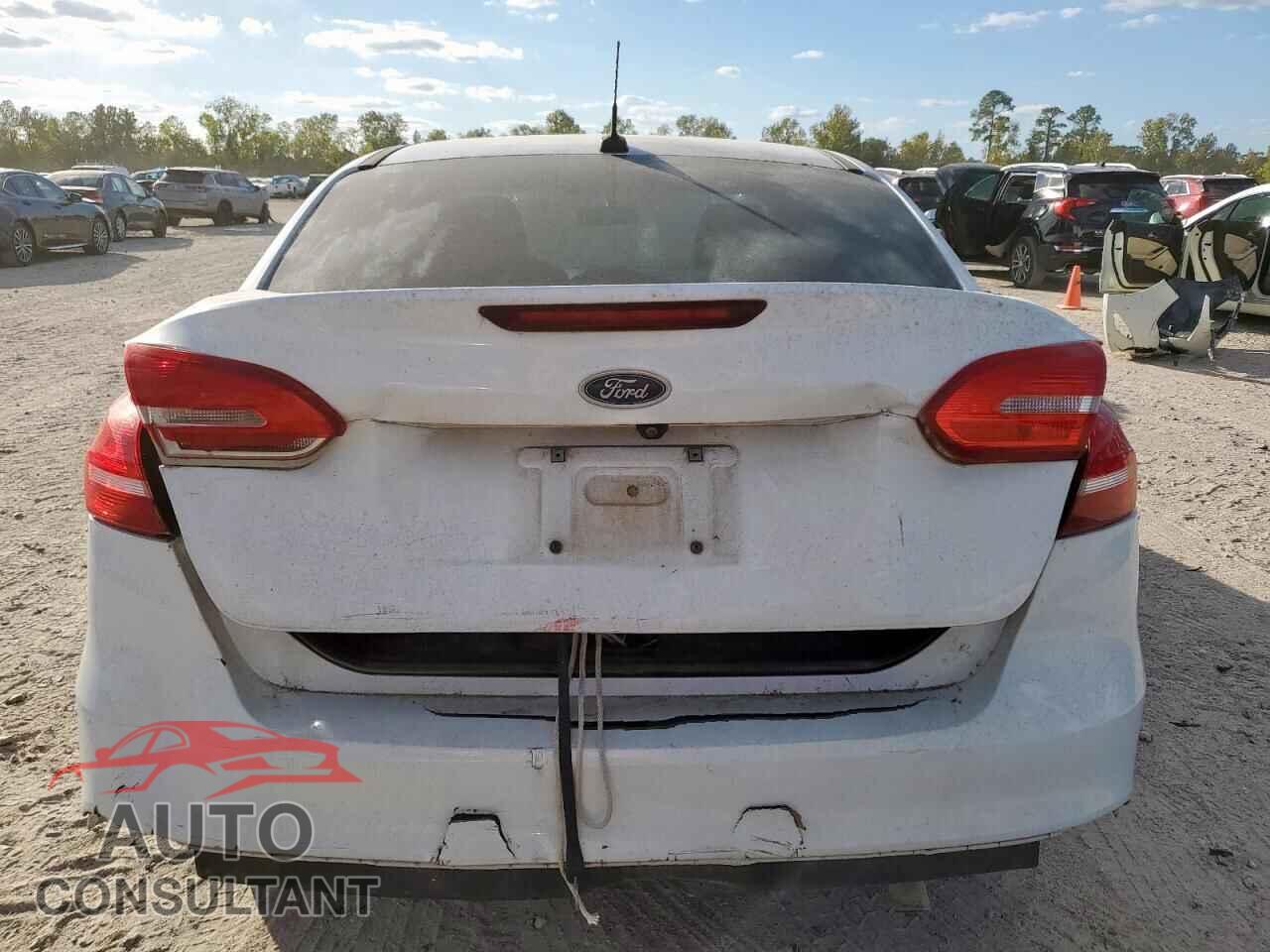 FORD FOCUS 2018 - 1FADP3E27JL308524