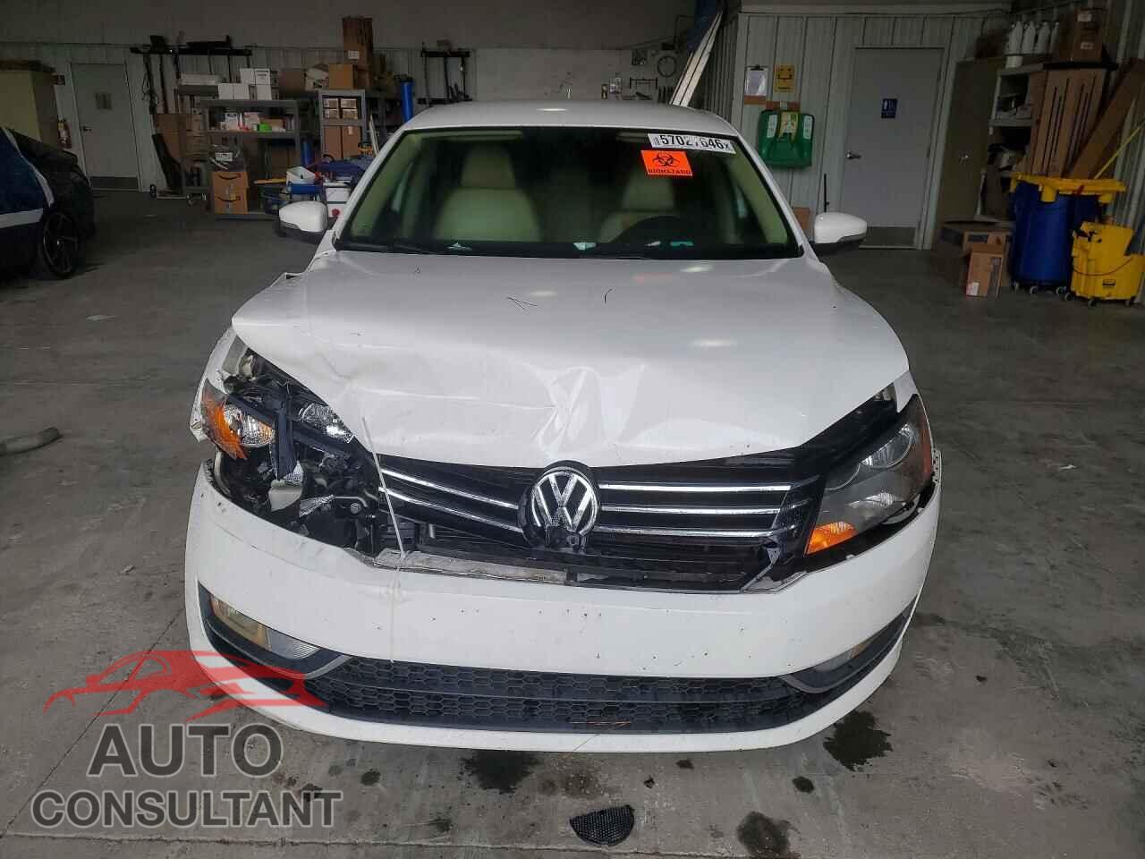 VOLKSWAGEN PASSAT 2015 - 1VWAT7A34FC092019