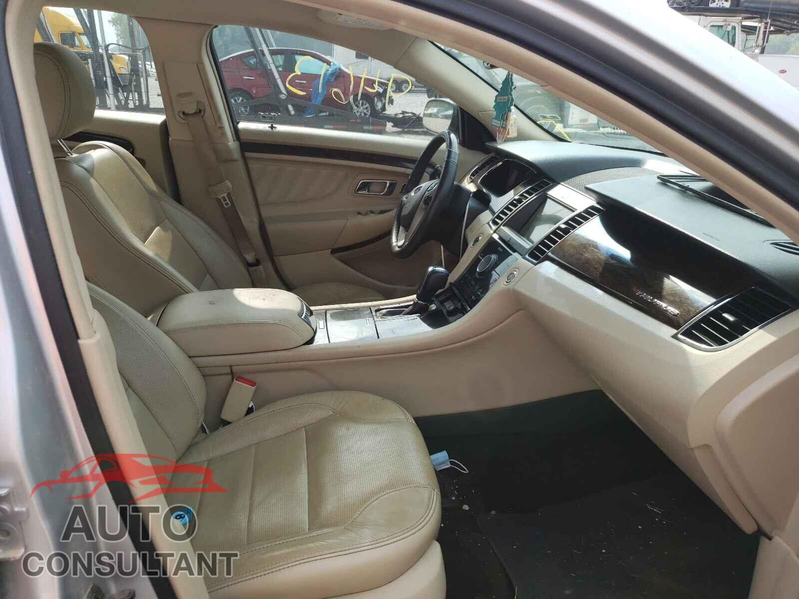 FORD TAURUS 2018 - 1FAHP2F82JG138094