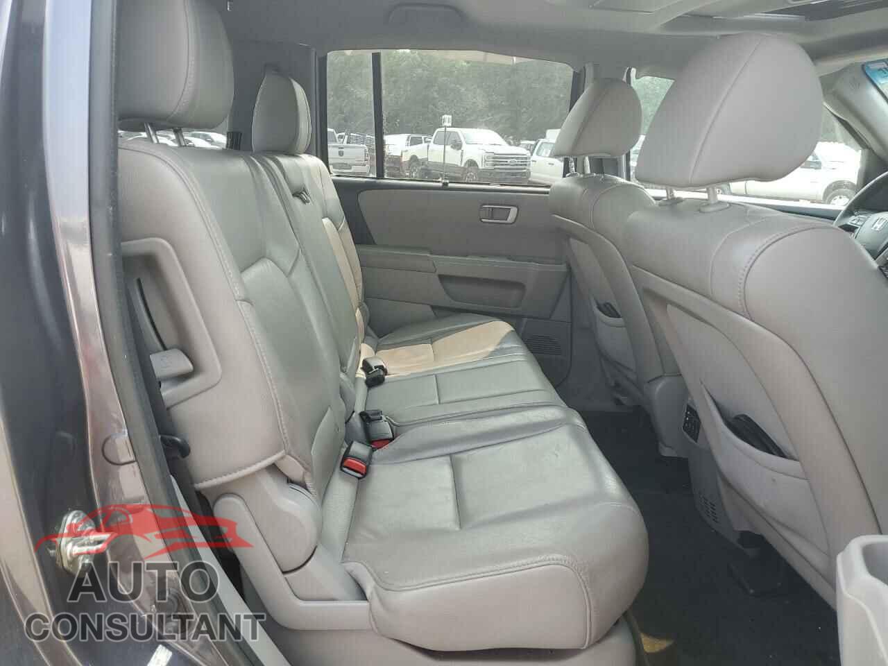 HONDA PILOT 2015 - 5FNYF3H96FB011875