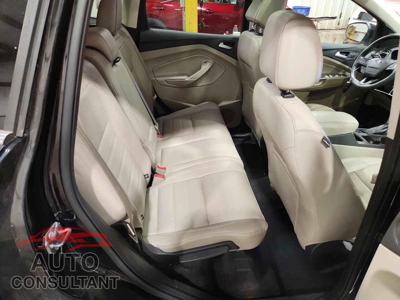 FORD ESCAPE 2017 - 1FMCU9J97HUD63835