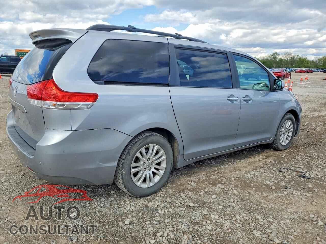 TOYOTA SIENNA 2013 - 5TDYK3DC9DS296481