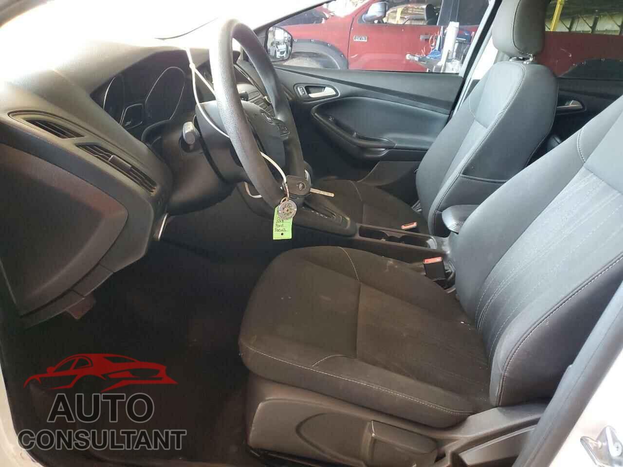 FORD FOCUS 2018 - 1FADP3F2XJL201515