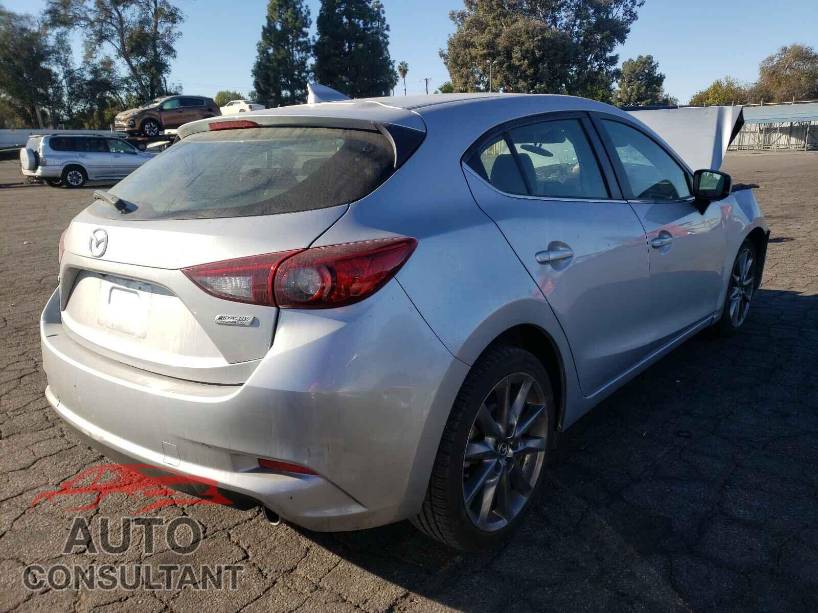 MAZDA 3 2018 - 3MZBN1L38JM217734