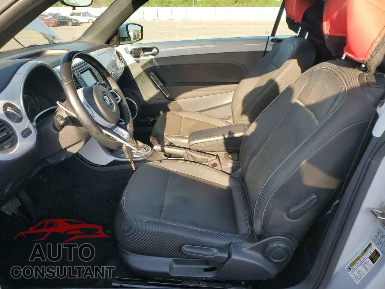 VOLKSWAGEN BEETLE 2018 - 3VW5DAAT8JM517356