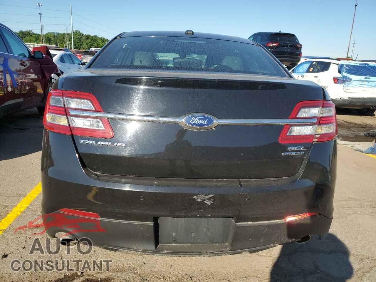FORD TAURUS 2018 - 1FAHP2E81JG118520