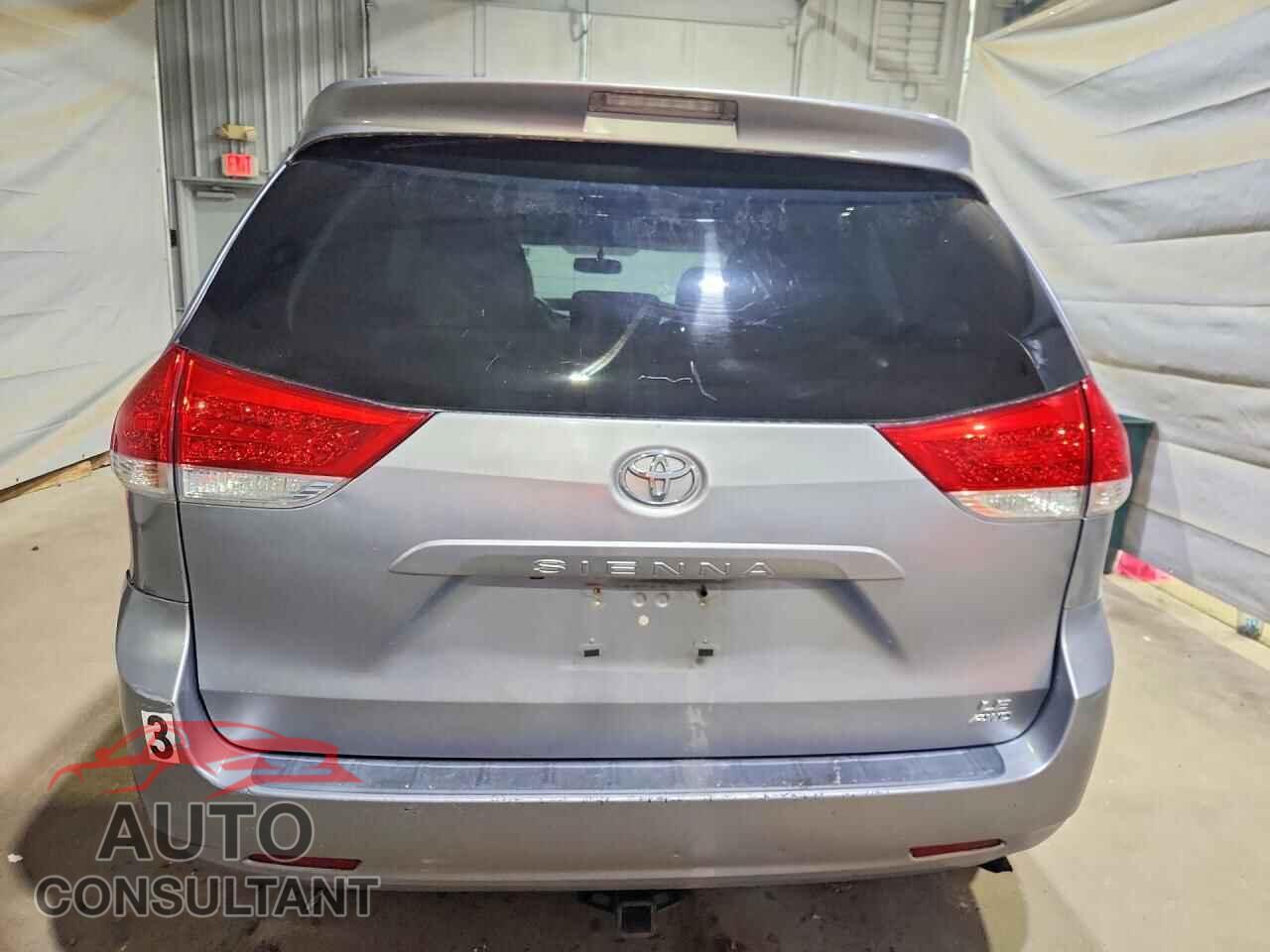 TOYOTA SIENNA 2011 - 5TDJK3DC0BS020110