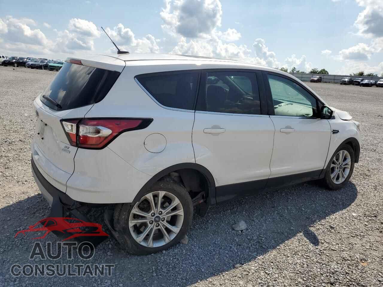 FORD ESCAPE 2017 - 1FMCU0G9XHUB87527