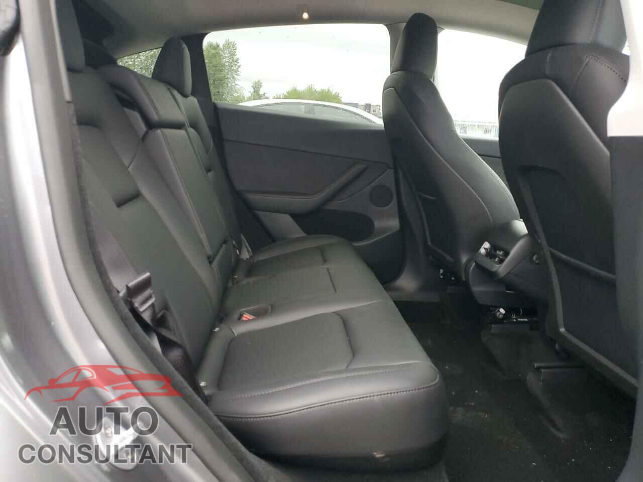 TESLA MODEL Y 2024 - 7SAYGDEE1RF159332