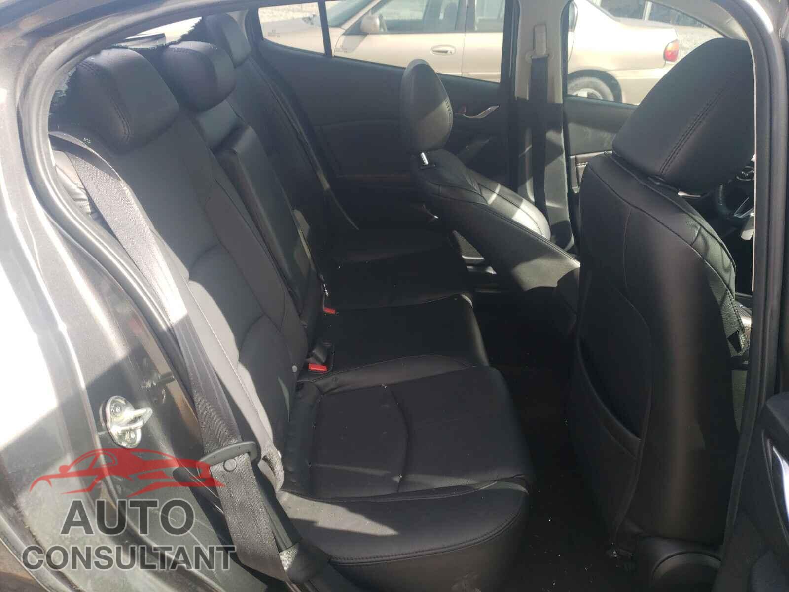 MAZDA 3 2018 - 3MZBN1W37JM164214