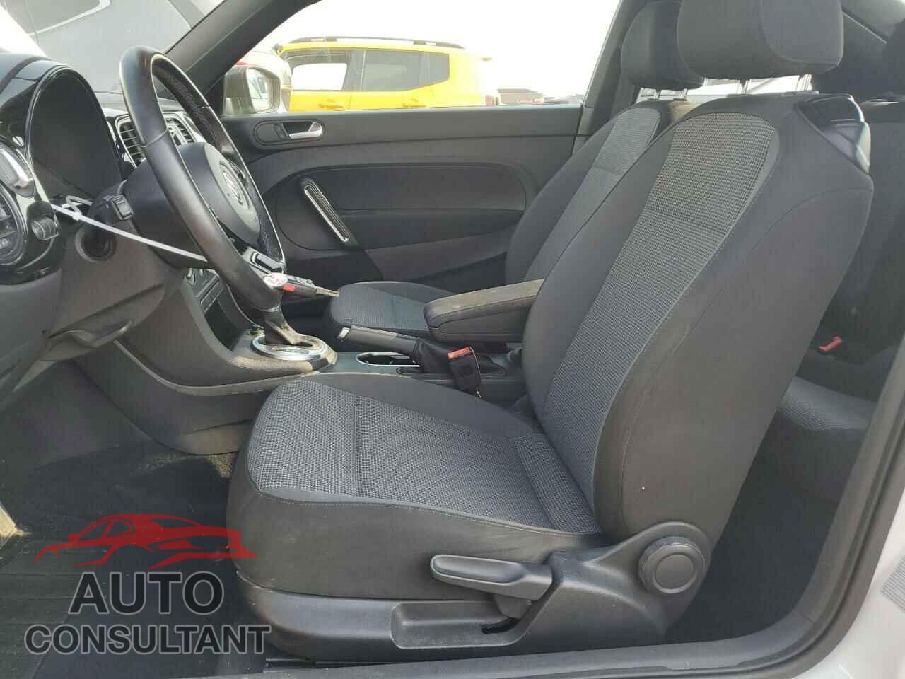 VOLKSWAGEN BEETLE 2017 - 3VWF17AT2HM606964