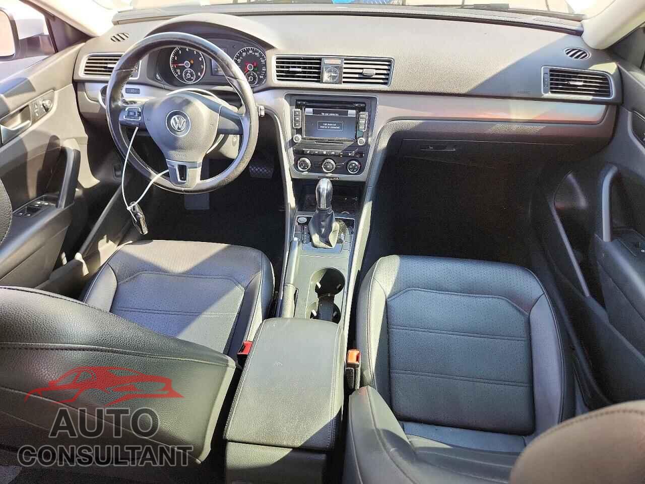VOLKSWAGEN PASSAT 2015 - 1VWAT7A38FC100252