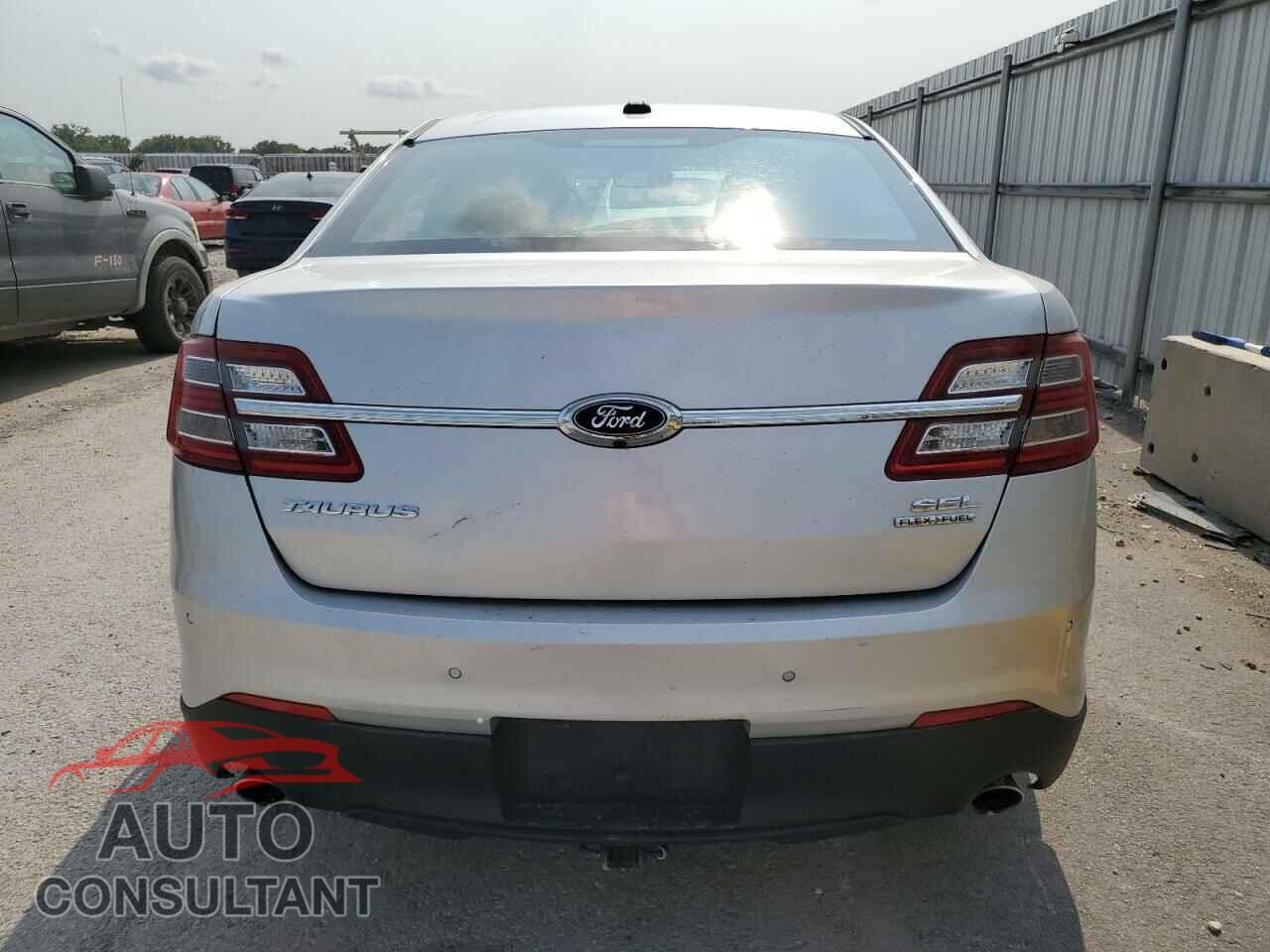 FORD TAURUS 2018 - 1FAHP2E81JG114080
