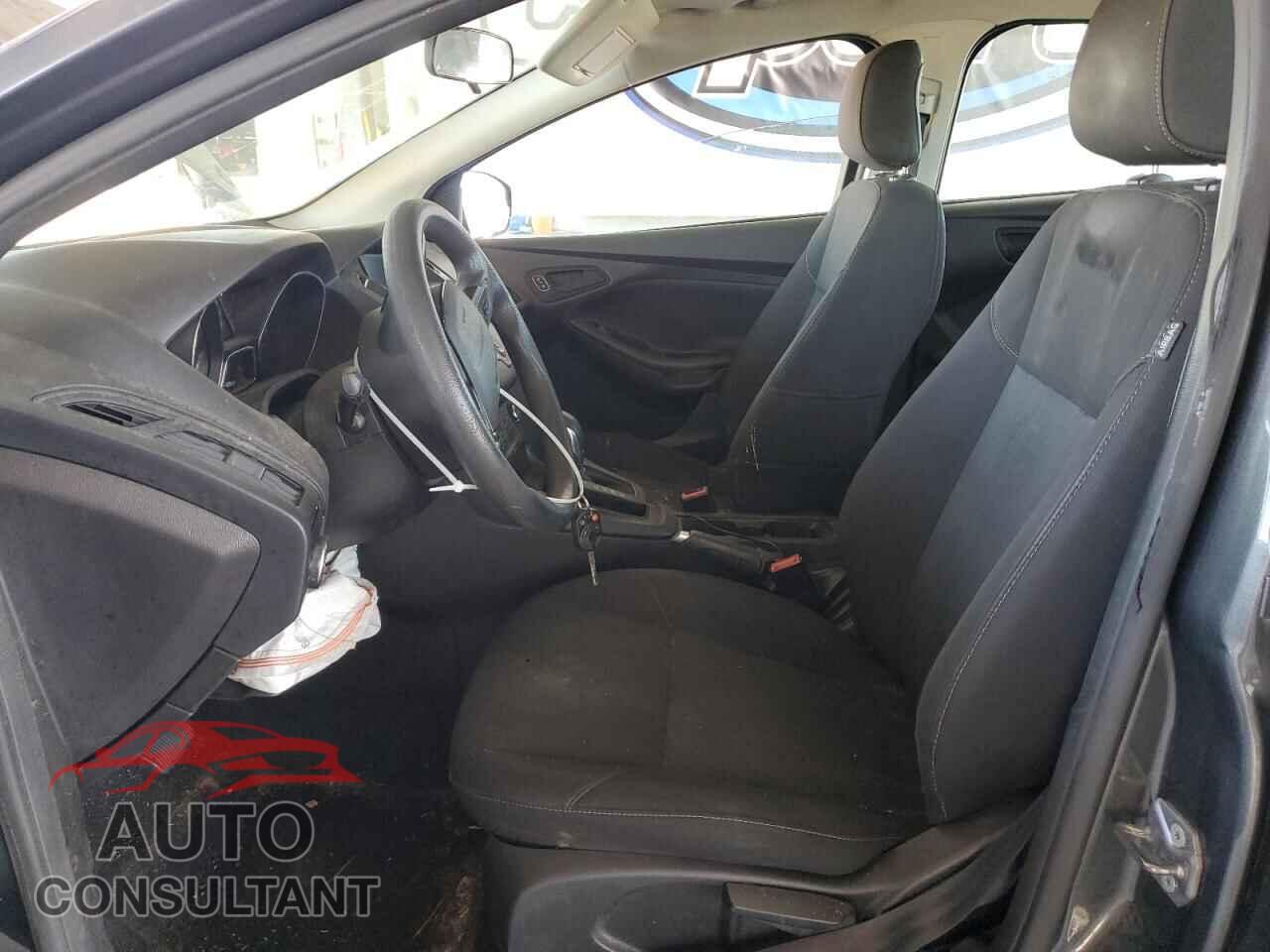 FORD FOCUS 2017 - 1FADP3E28HL255231