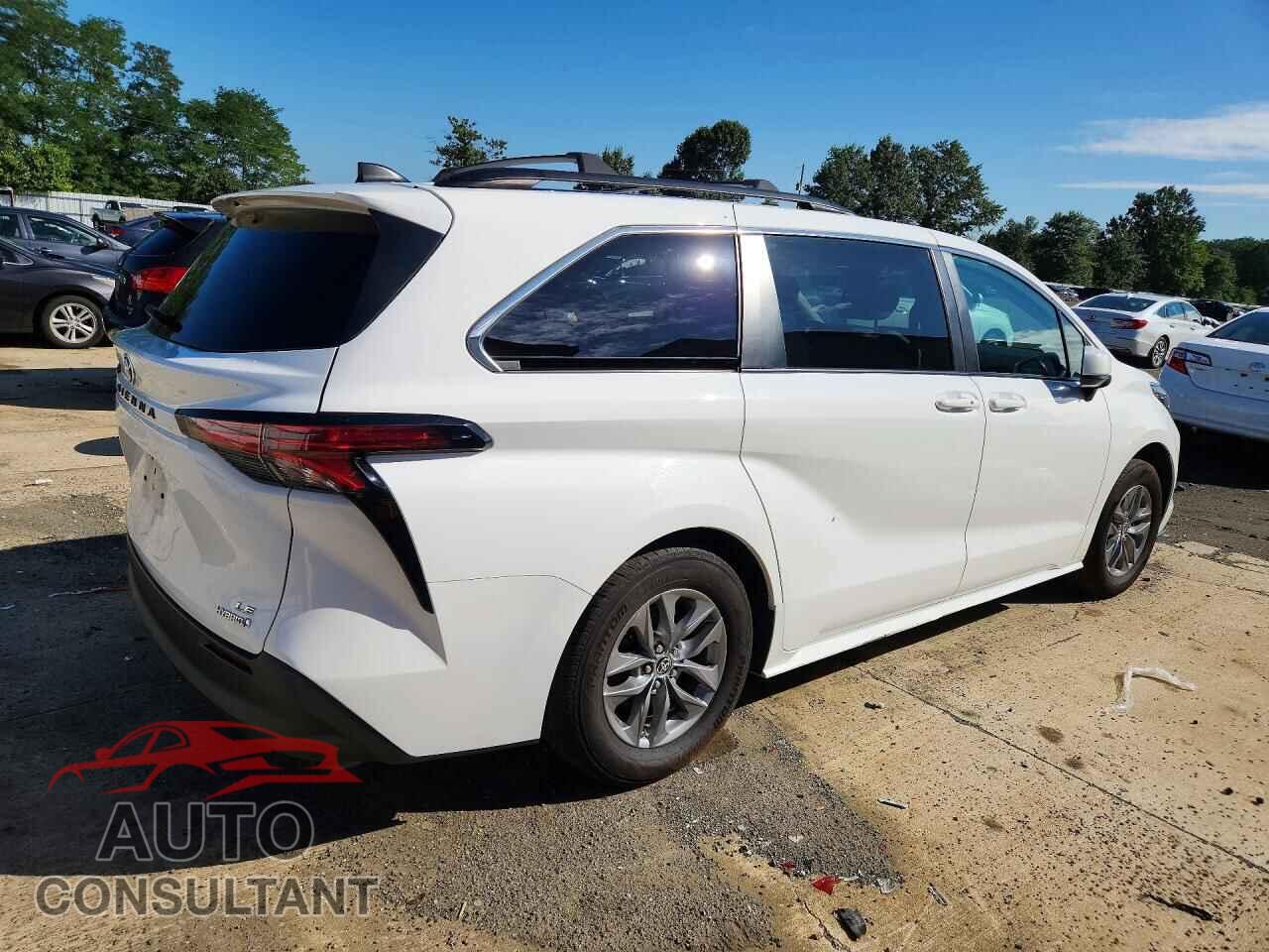 TOYOTA SIENNA 2022 - 5TDBSKFC4NS044376