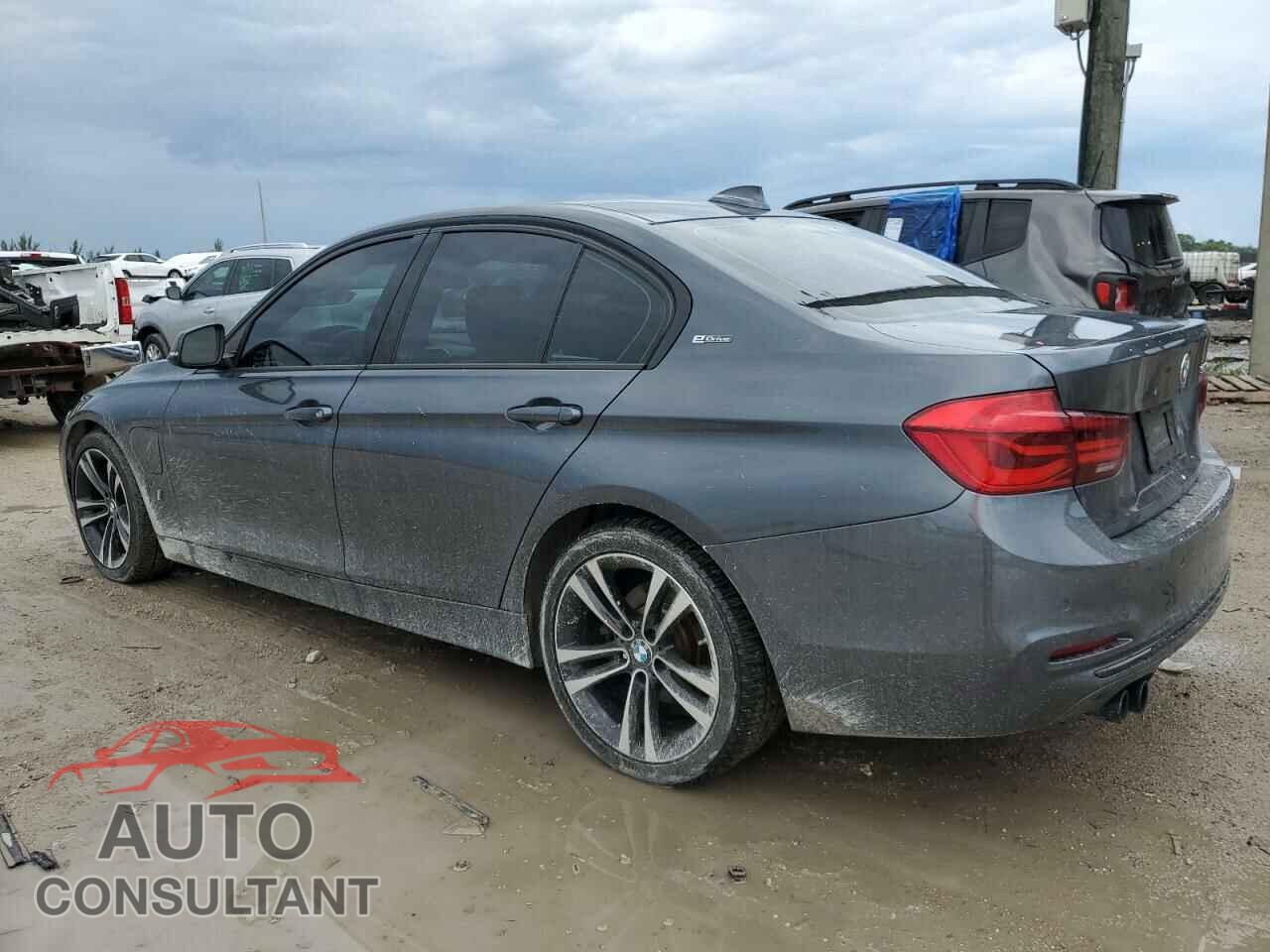BMW 3 SERIES 2018 - WBA8E1C56JA165657