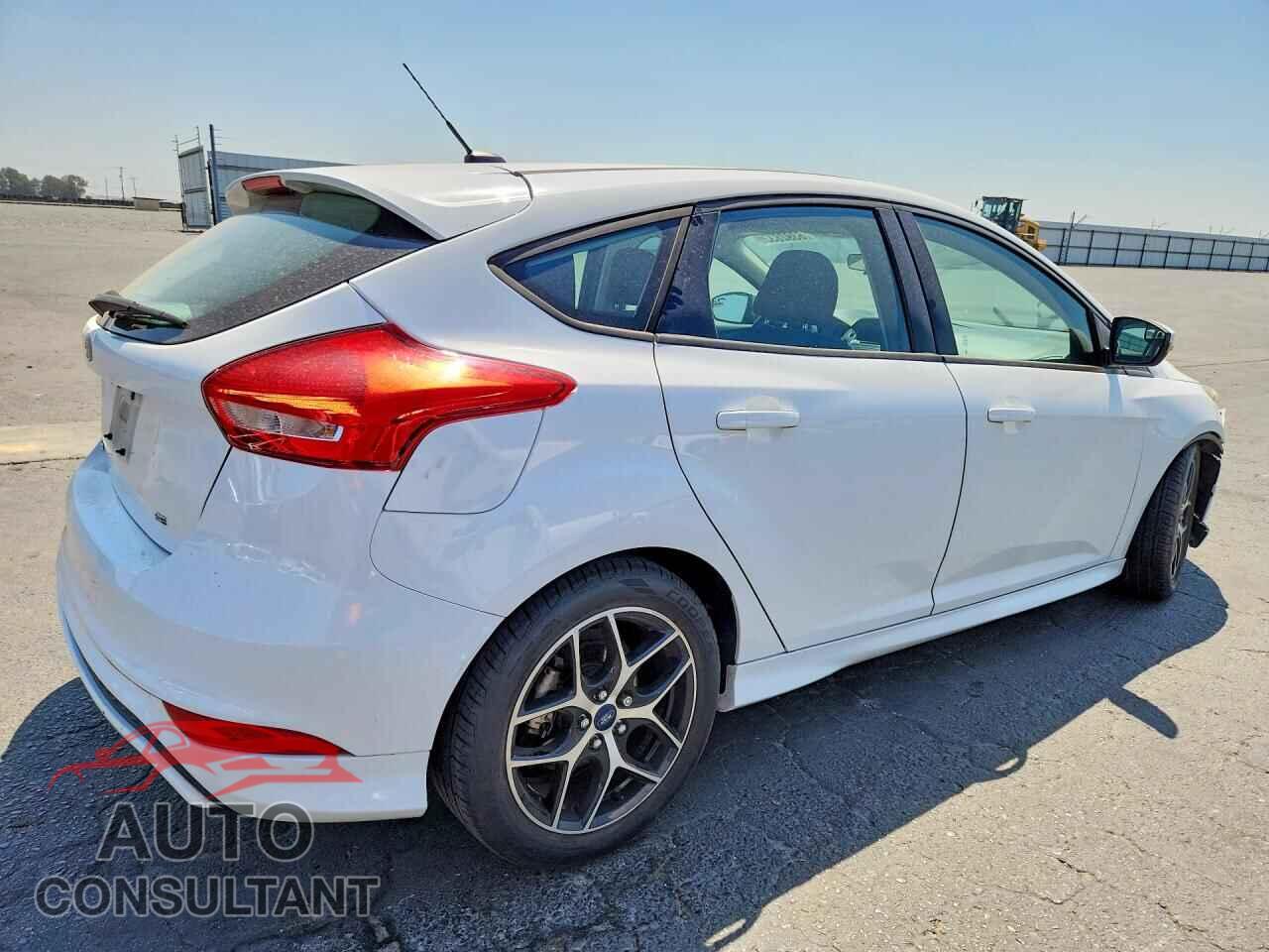 FORD FOCUS 2015 - 1FADP3K2XFL222054