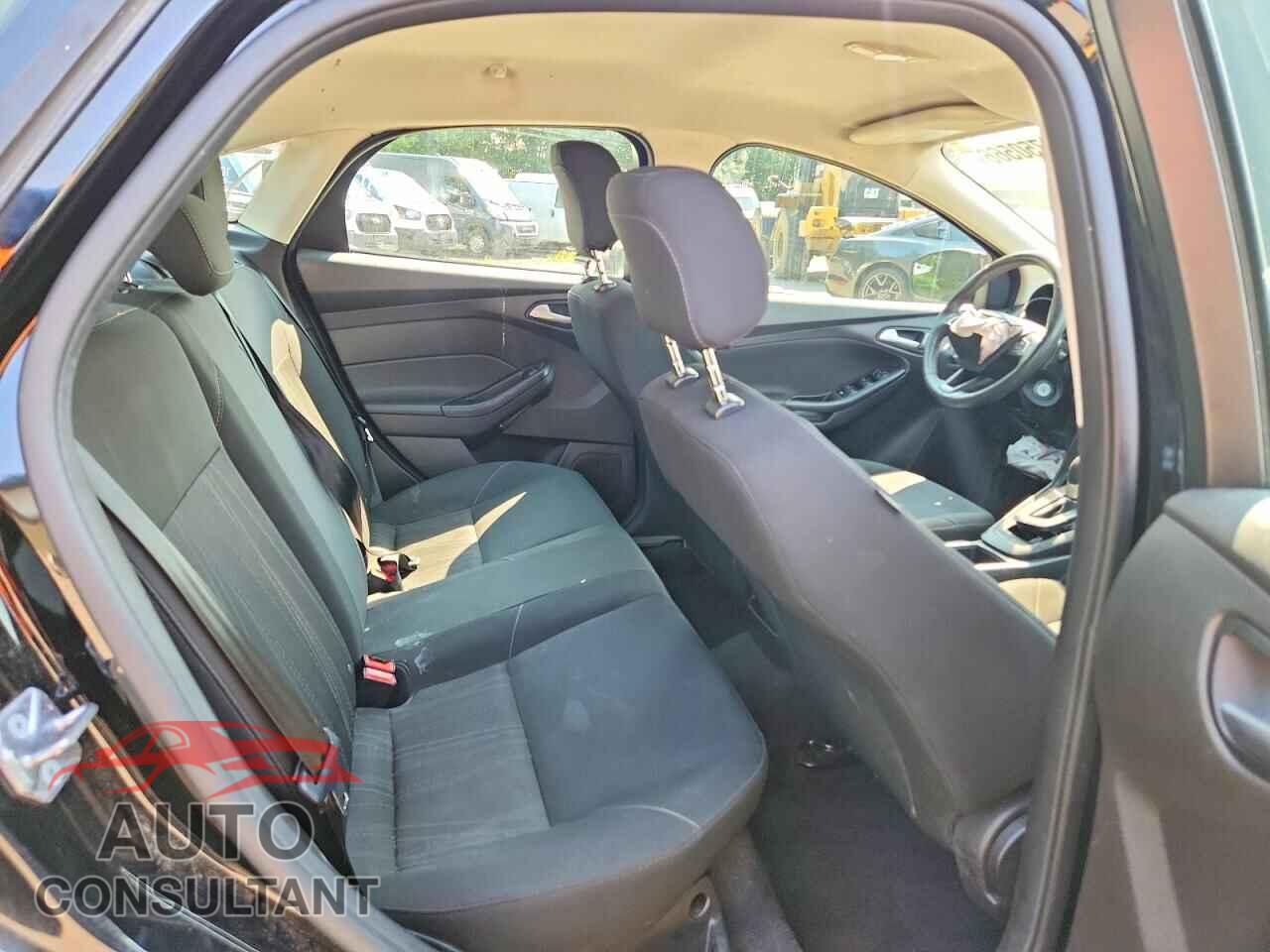 FORD FOCUS 2018 - 1FADP3FE3JL200345