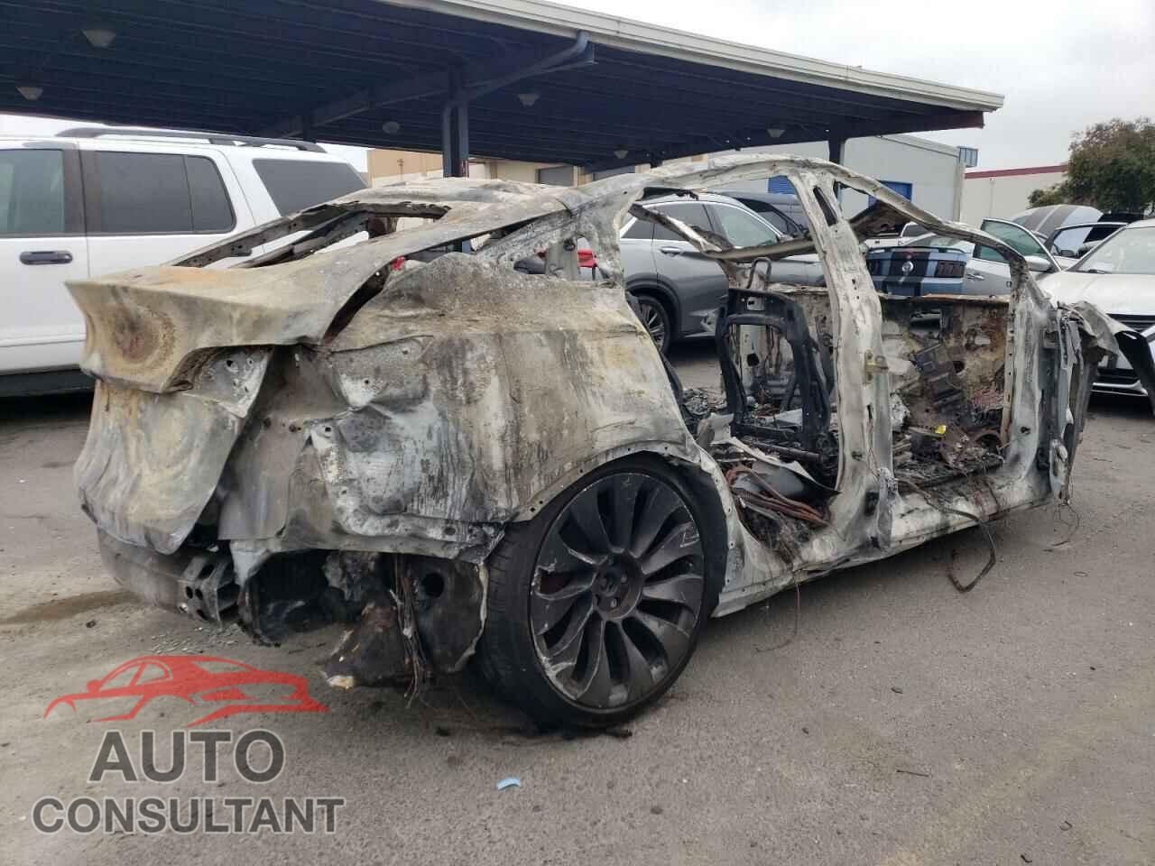 TESLA MODEL Y 2021 - 5YJYGDEF5MF272473