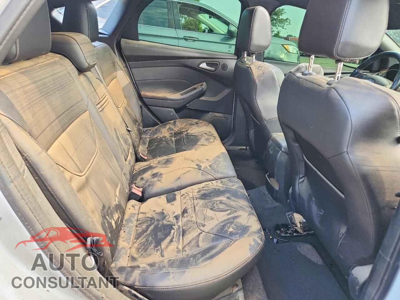 FORD FOCUS 2015 - 1FADP3L99FL366500