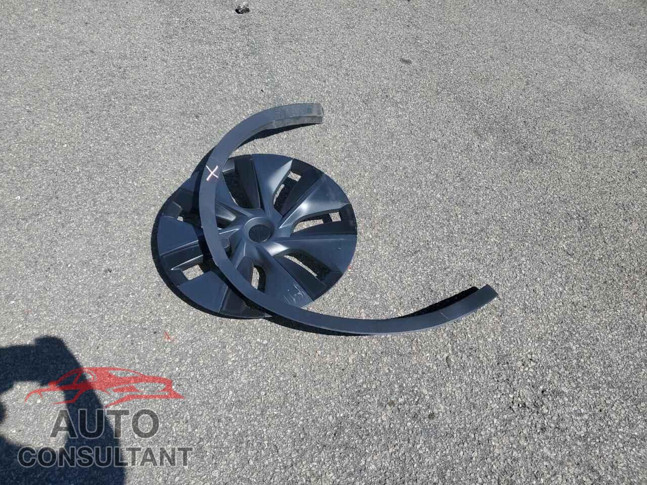 TESLA MODEL Y 2024 - 7SAYGAEE3RF132017