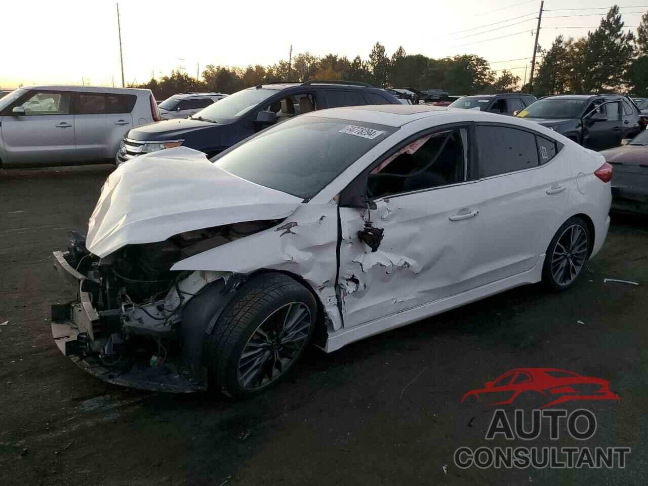 HYUNDAI ELANTRA 2018 - KMHD04LB1JU557088