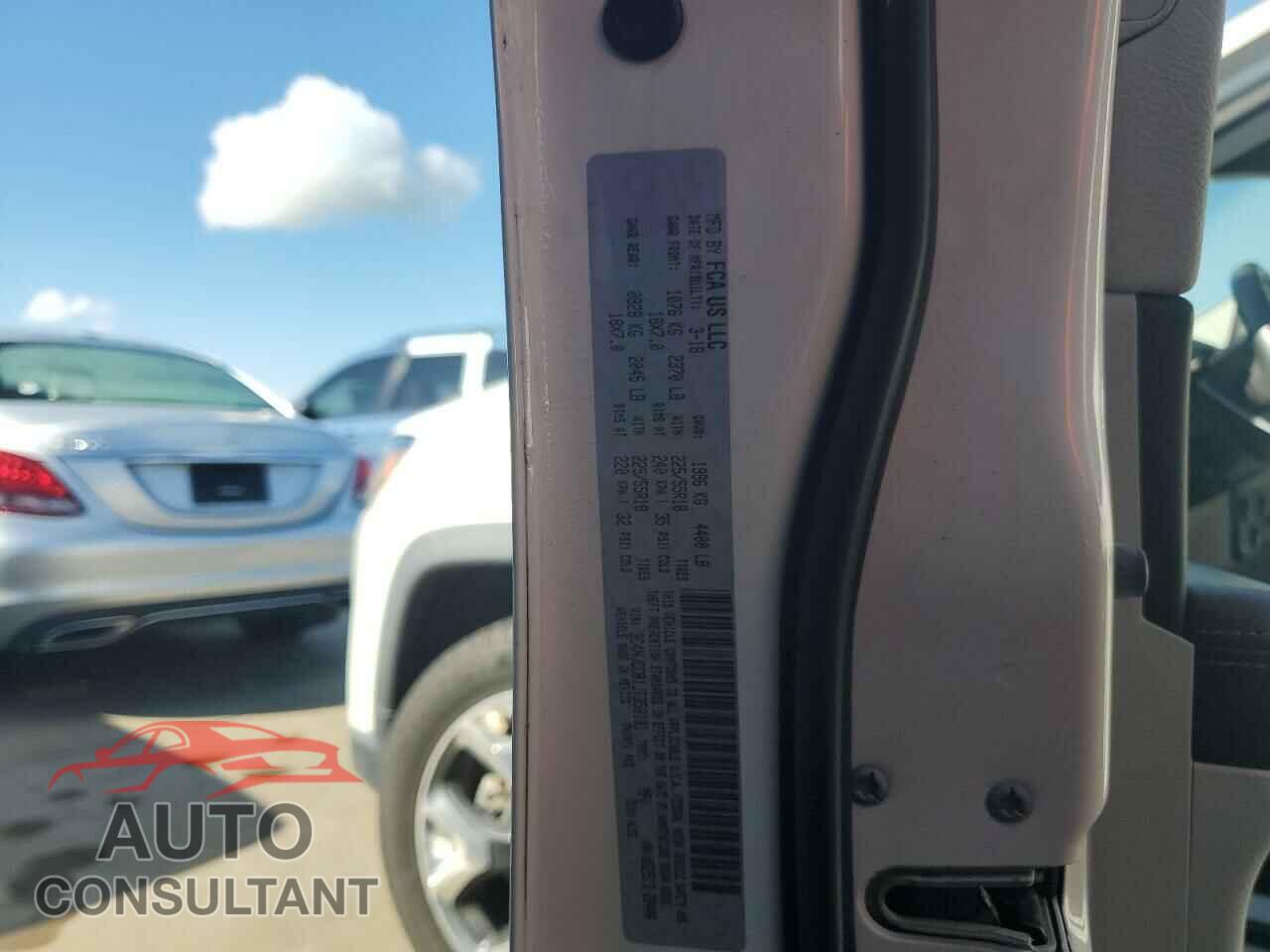 JEEP COMPASS 2018 - 3C4NJCCB1JT358181