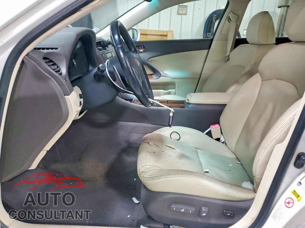 LEXUS IS 2011 - JTHCF5C20B5047281