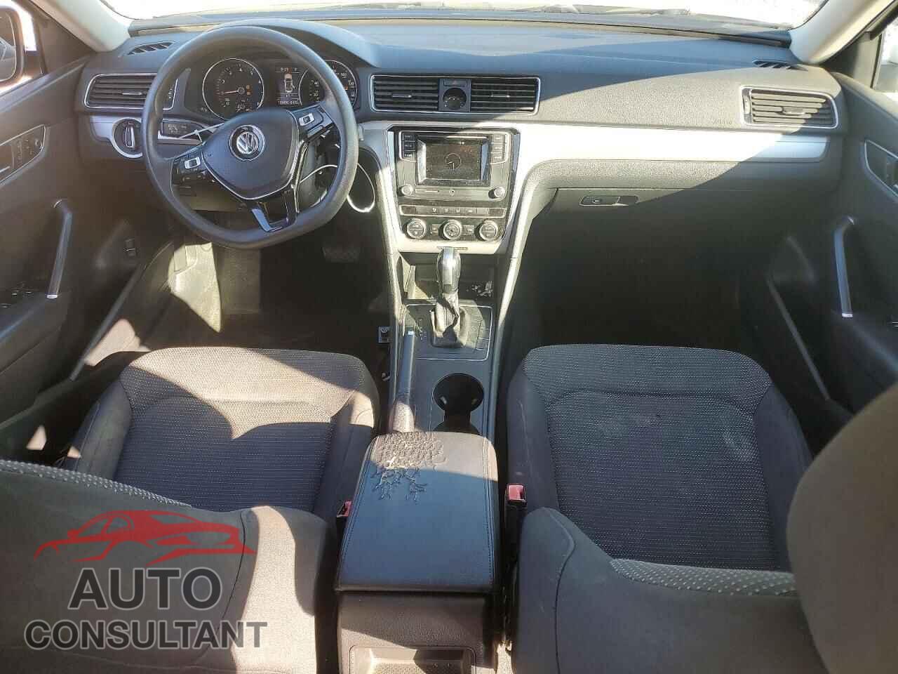 VOLKSWAGEN PASSAT 2017 - 1VWAT7A38HC036362