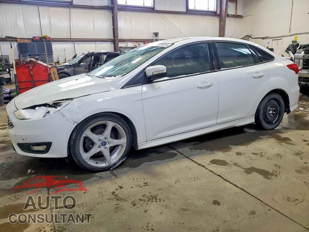 FORD FOCUS 2015 - 1FADP3F26FL271617