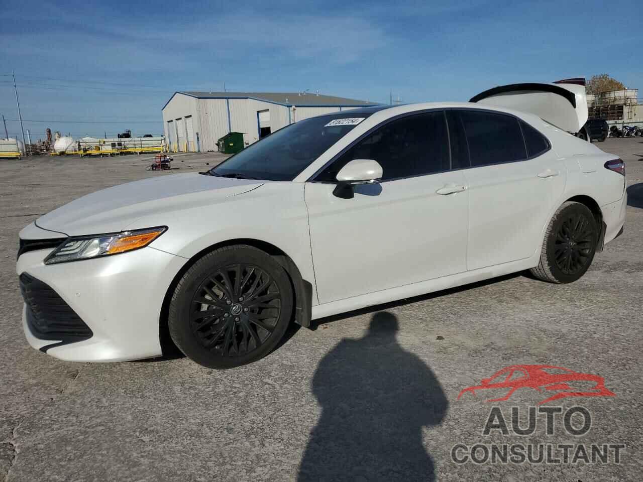 TOYOTA CAMRY 2018 - 4T1B11HK1JU676920