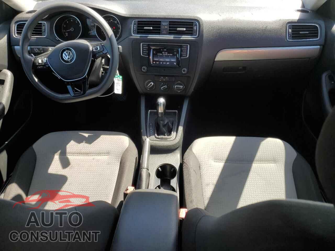 VOLKSWAGEN JETTA 2017 - 3VW2B7AJXHM329152