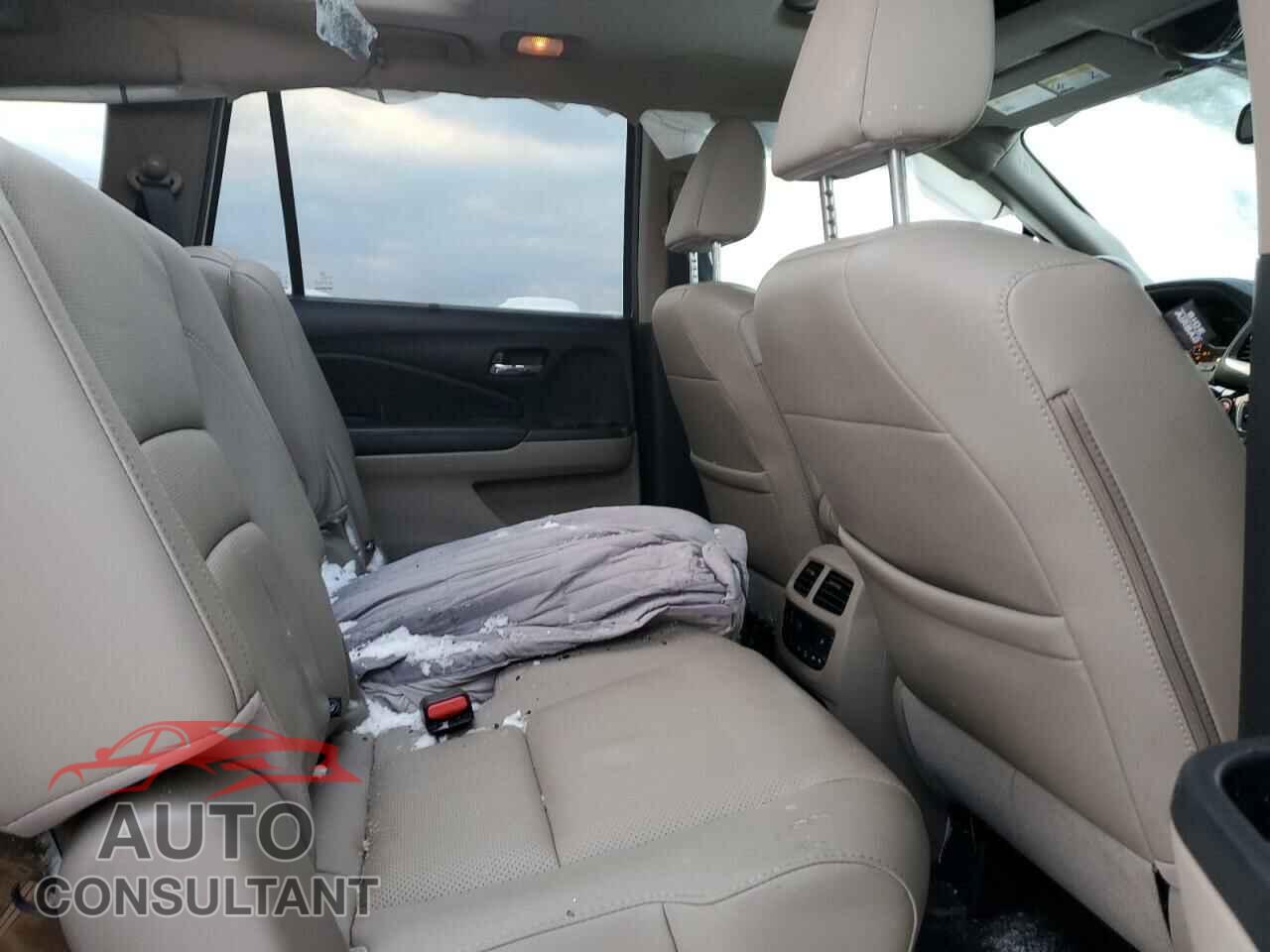 HONDA PILOT 2018 - 5FNYF6H01JB052605