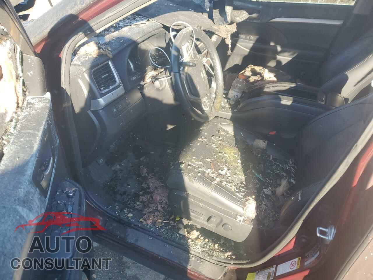 TOYOTA HIGHLANDER 2018 - 5TDJZRFH3JS802911