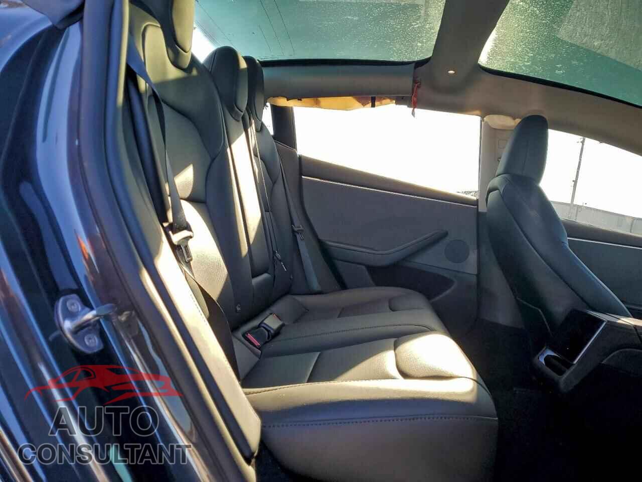 TESLA MODEL 3 2025 - 5YJ3E1EA5SF033957
