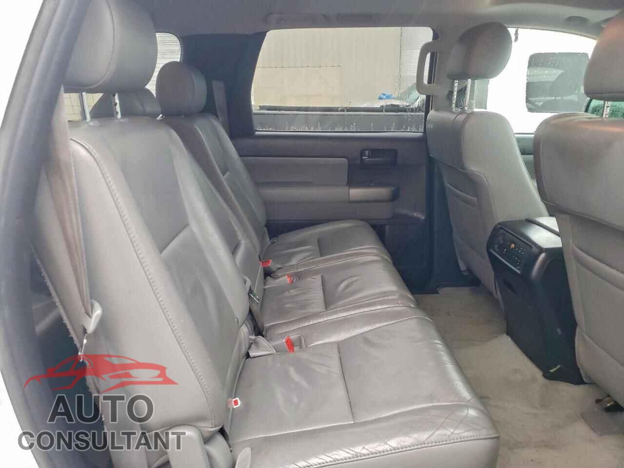 TOYOTA SEQUOIA 2011 - 5TDBY5G18BS049332