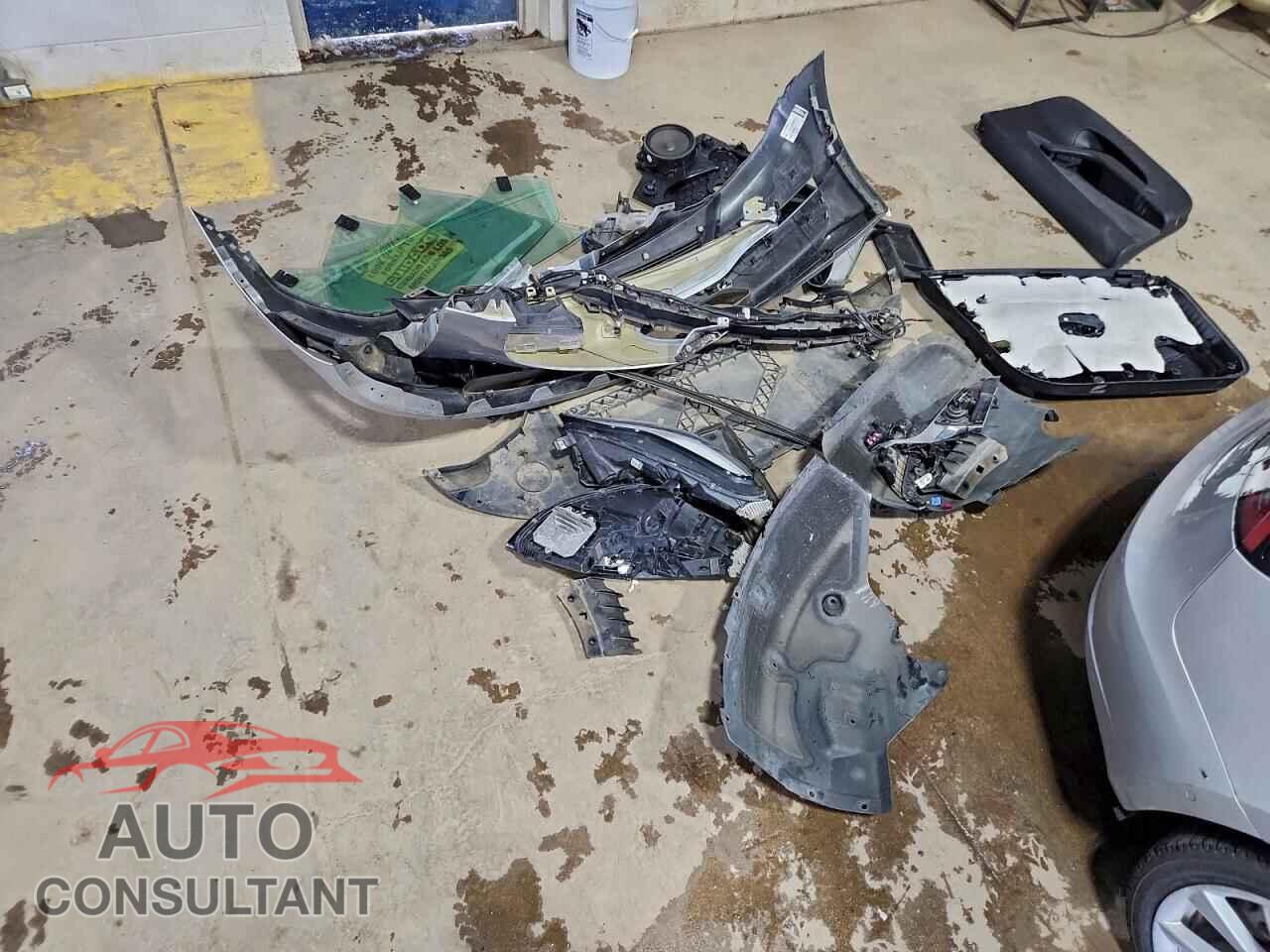 TESLA MODEL 3 2018 - 5YJ3E1EB0JF087657