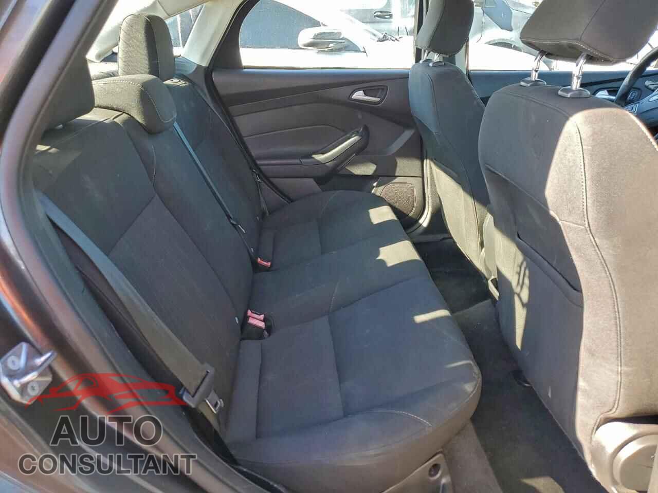 FORD FOCUS 2015 - 1FADP3F24FL211481